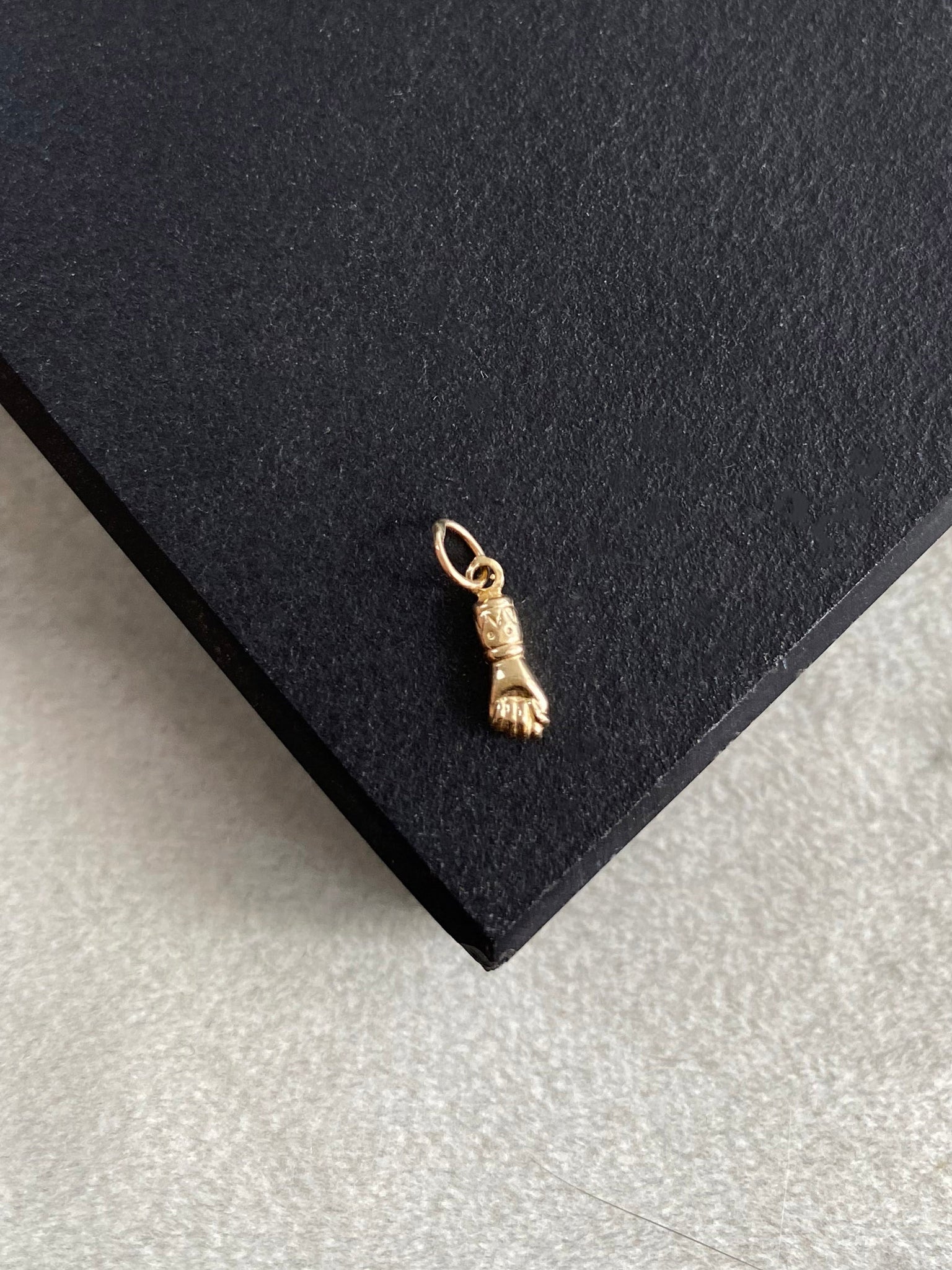 Vintage Mano Figa Charm (14 karat)