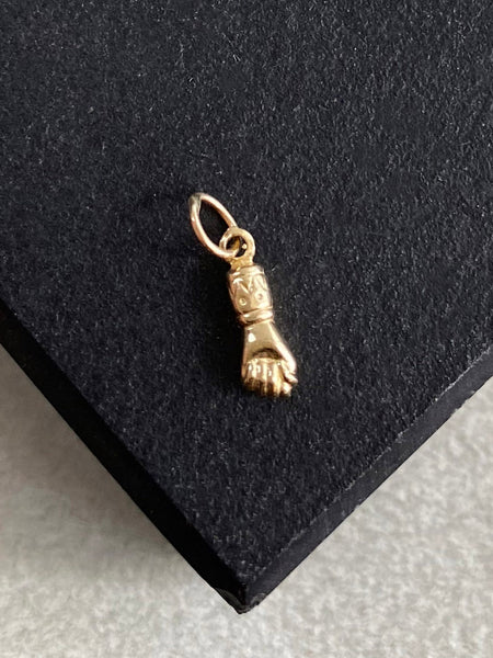 Vintage Mano Figa Charm (14 karat)