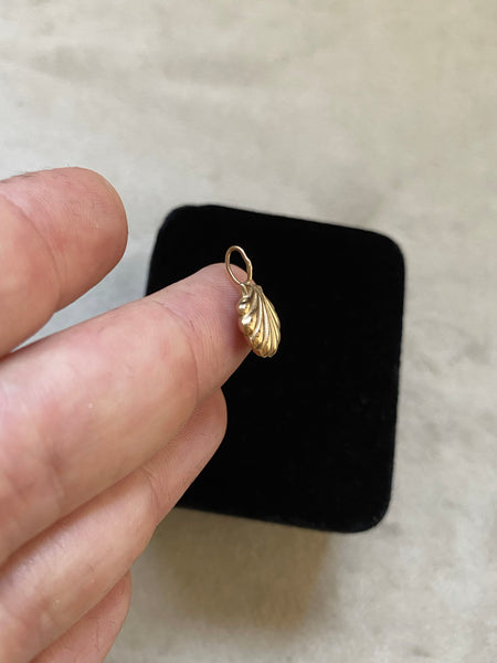 Vintage 14k Gold Puffy Shell Charm