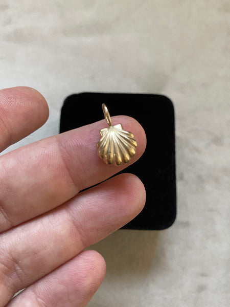Vintage 14k Gold Puffy Shell Charm