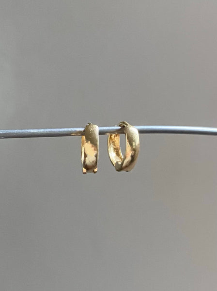 Vintage 14k Perfect Hinged Huggies xs