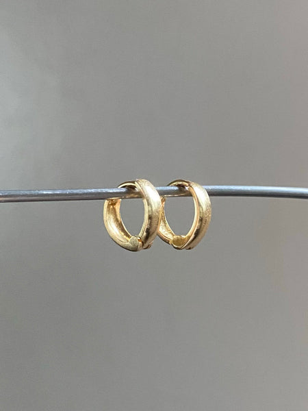 Vintage 14k Perfect Hinged Huggies xs